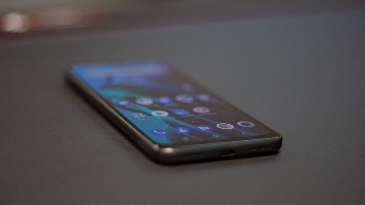 TCL 30 XE 5G Smartphone Review 3