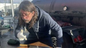 frontman amp director dave grohl turns cook as he cooks for 100 during a bad storm 23030103