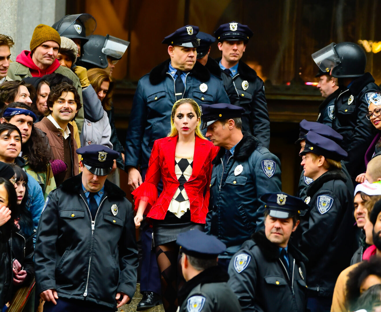 lady gaga goes full harley quinn in joker sequel set photos 23032703