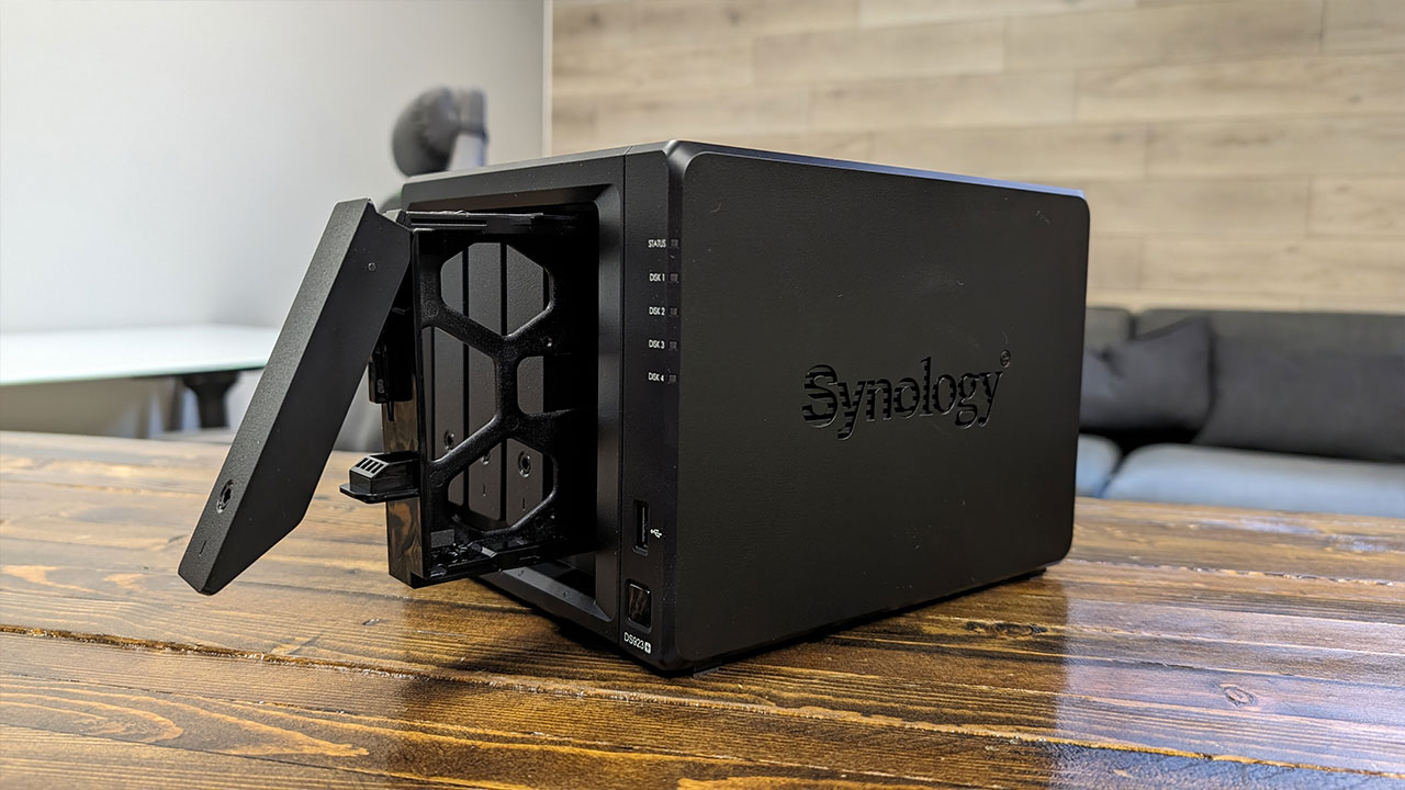 Synology NAS DS923+ | メモリ32GB | 10GB NIC Synology DS923+ NAS Review - CGMagazine