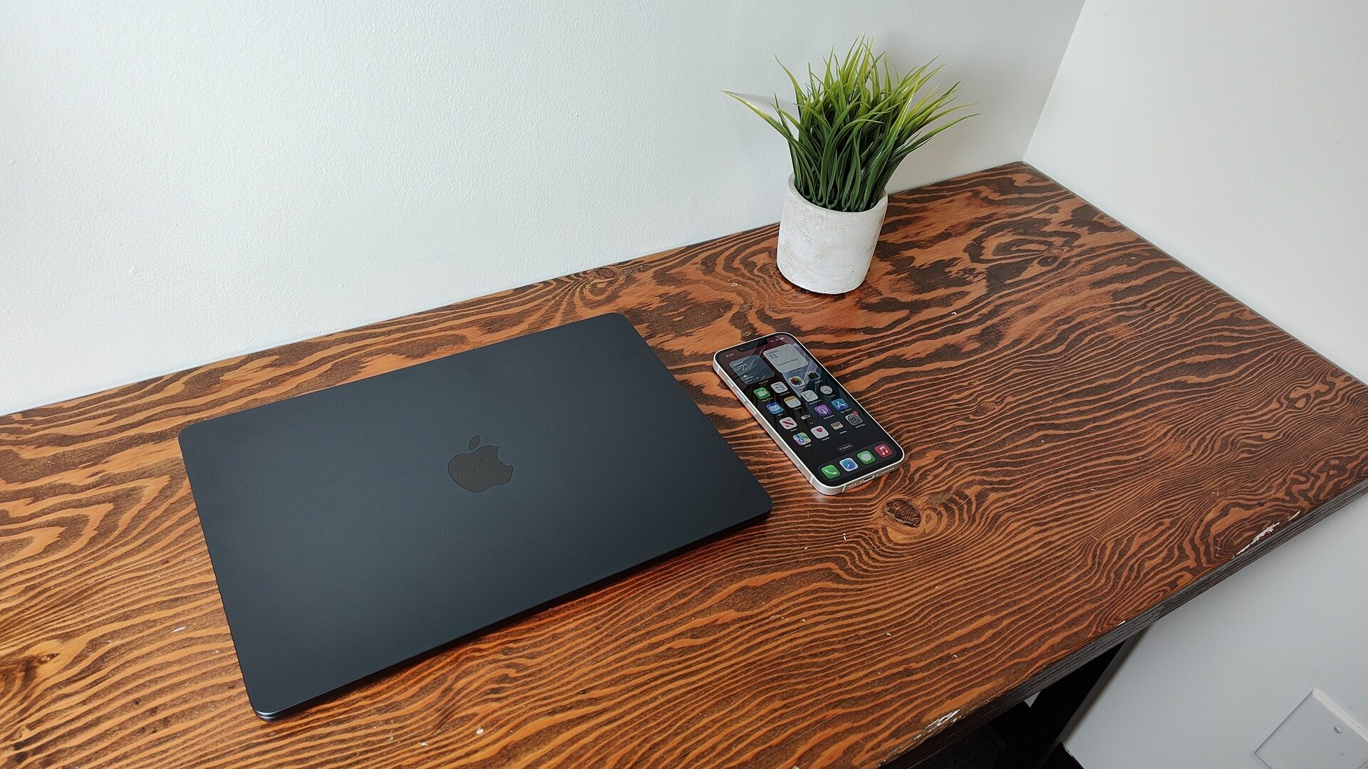 Apple iPhone 16e Smartphone Review