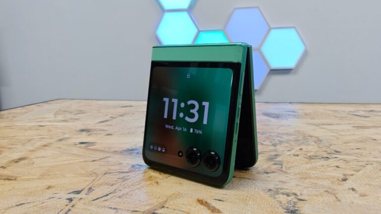 Motorola Razr 2025 Smartphone Review