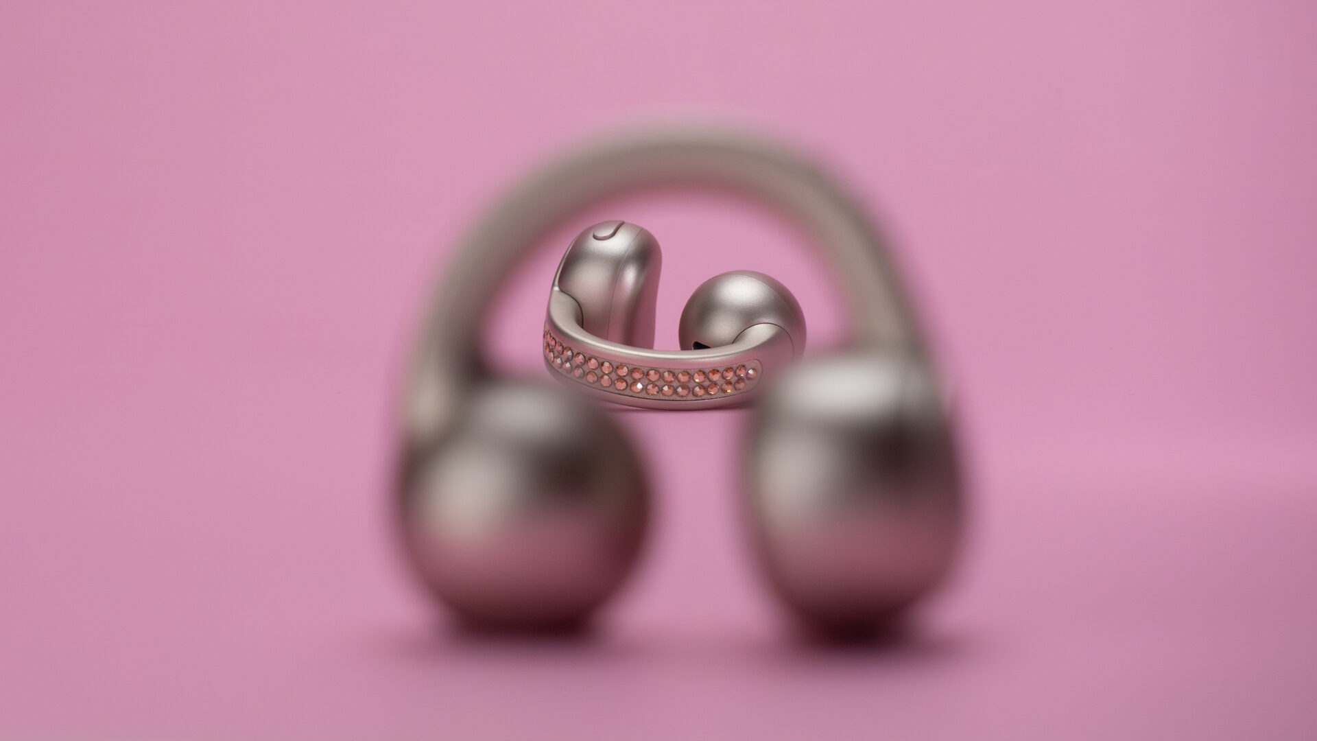 Moto Buds Loop Earbuds Review