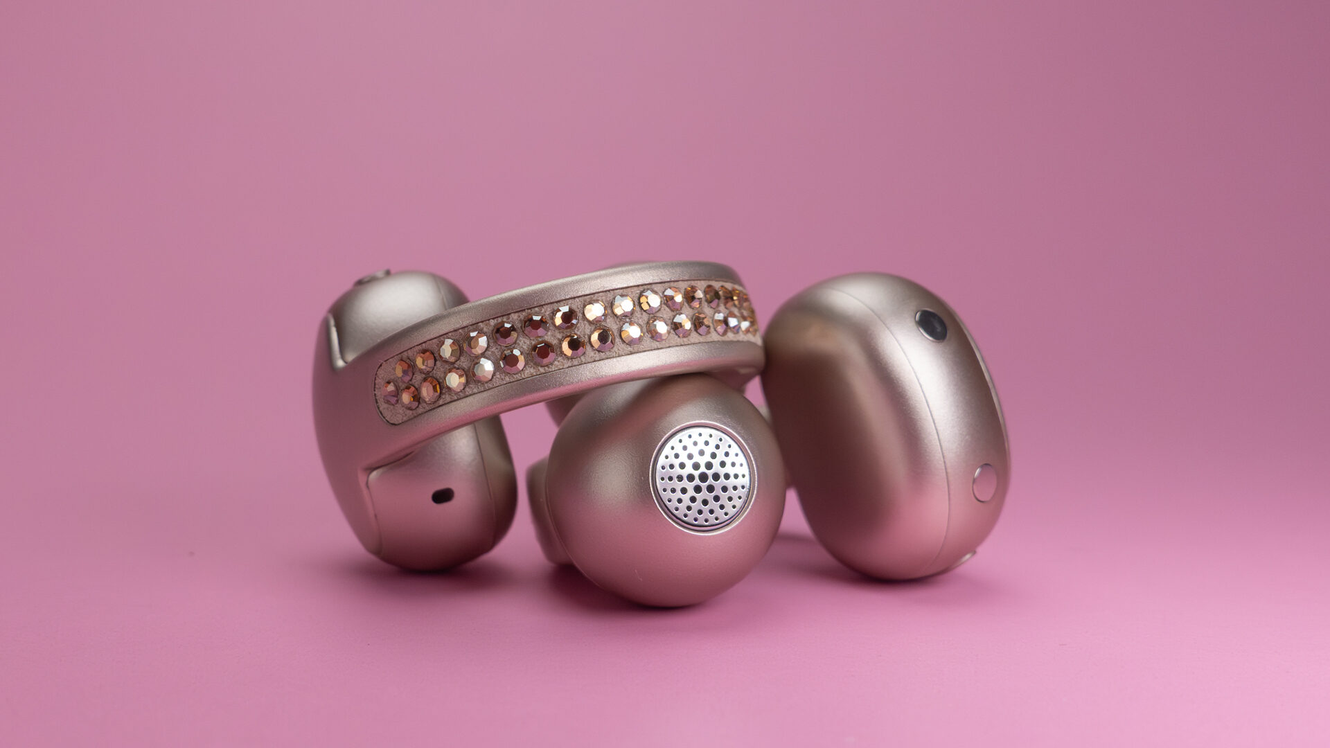 Moto Buds Loop Earbuds Review