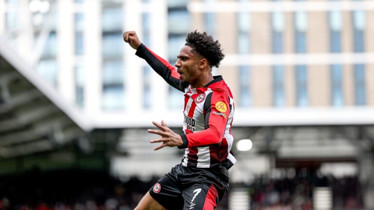 Why Digital Tech Resources Are Becoming Essential for Football Fans