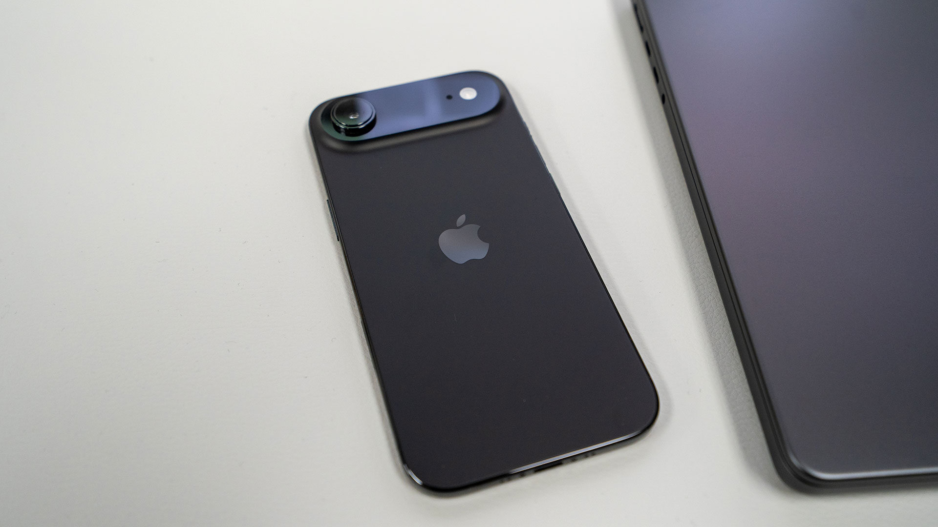 Apple iPhone Air 17 Smartphone Review