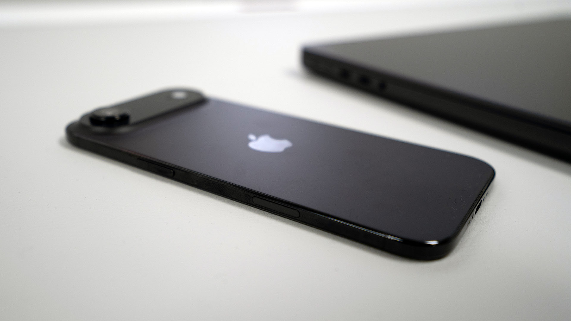 Apple iPhone Air 17 Smartphone Review