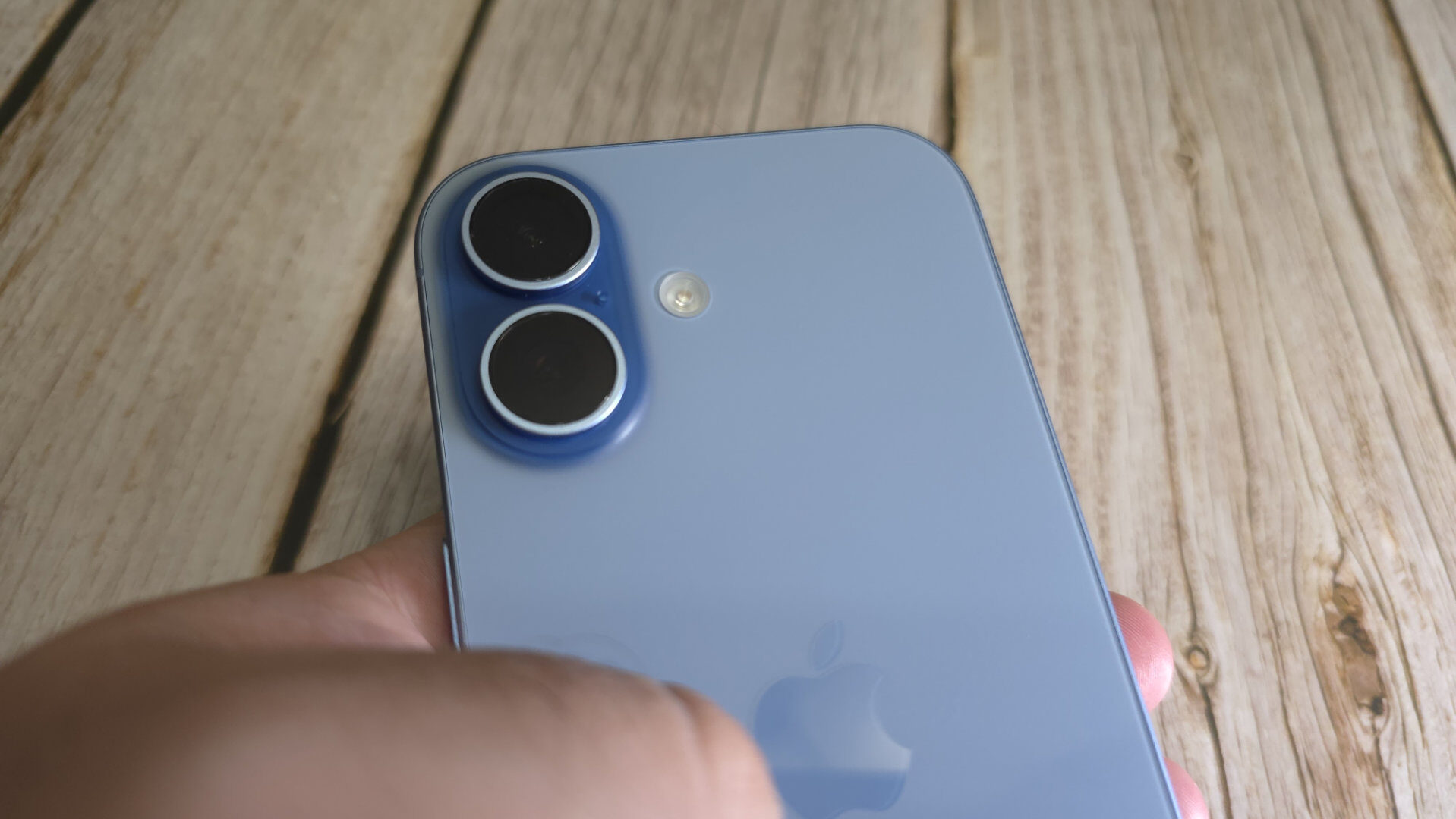 Apple iPhone 17 Smartphone Review