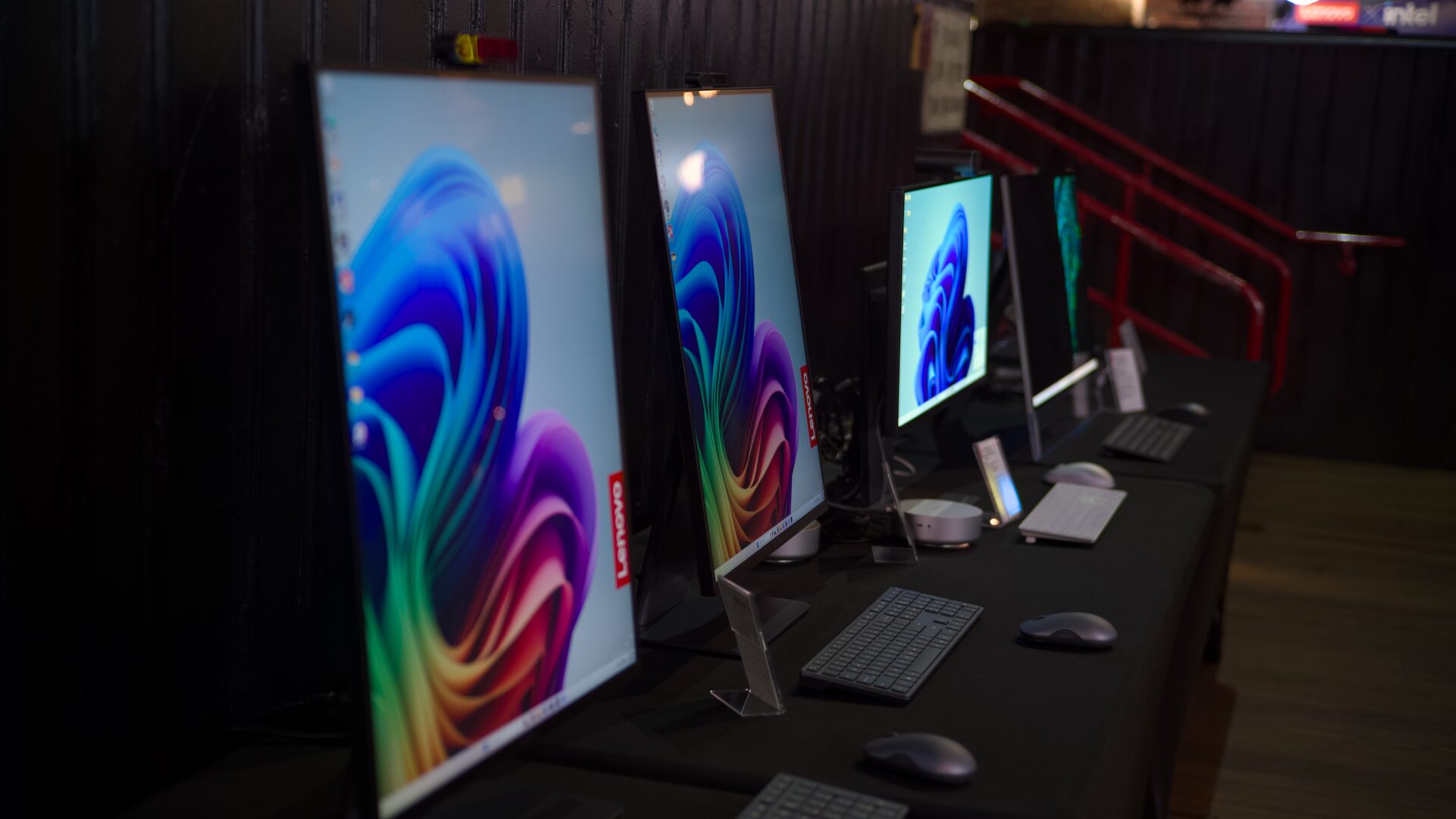 CES 2026: Lenovo’s Yoga Refresh Focuses on Workflow, Not Raw Performance