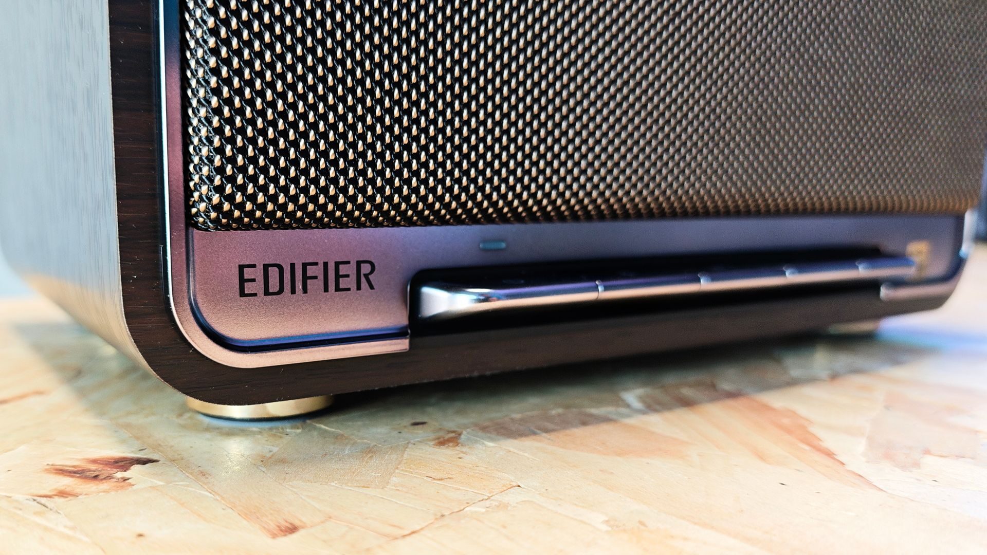 D32 Edifier D32 Tabletop Speaker Review