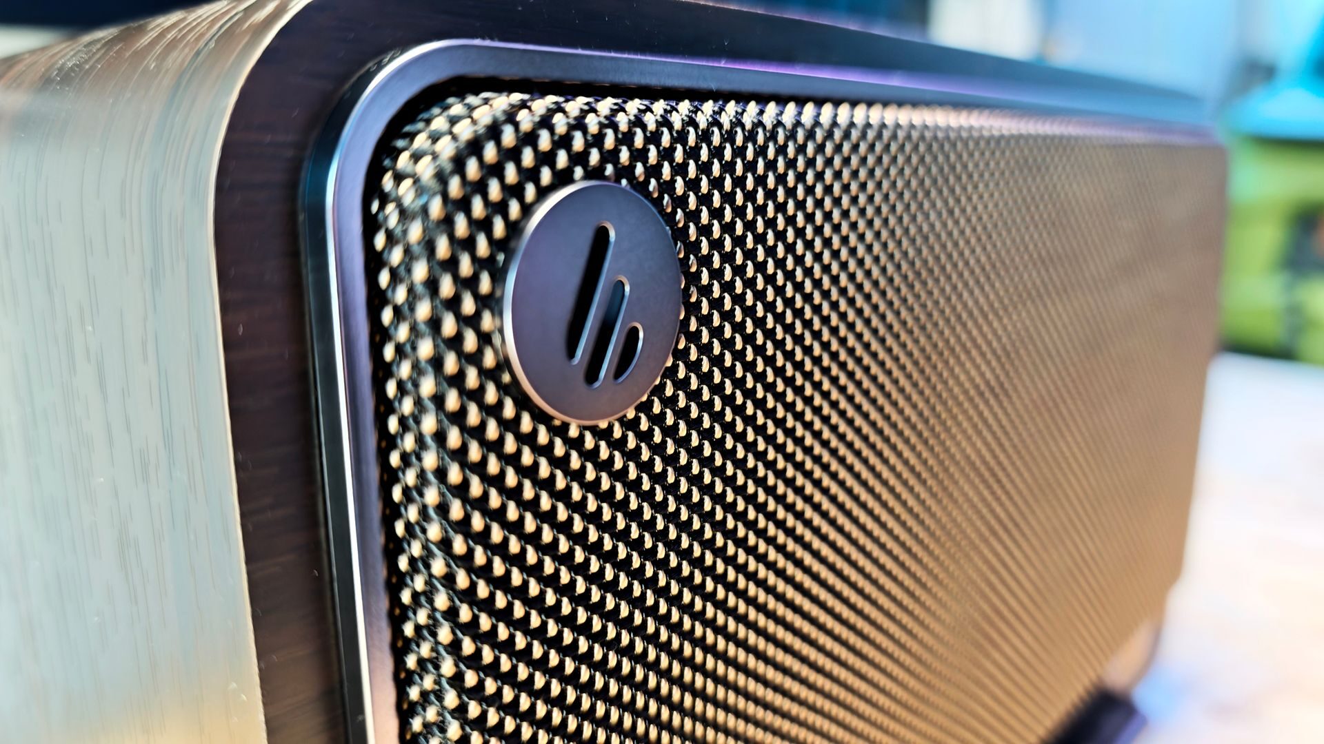 D32 Edifier D32 Tabletop Speaker Review