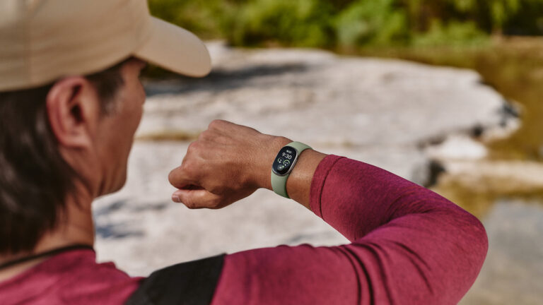 Google Google Unveils Upcoming Fitbit Edge, Alongside A New Band Arriving For Fitbit Air