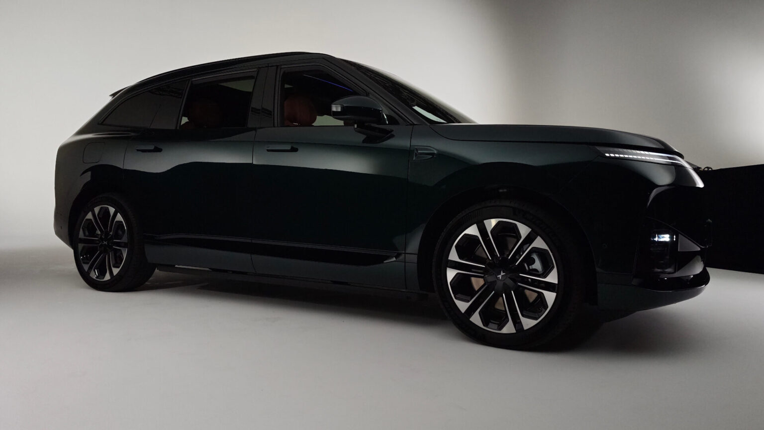 Large Scale Roundabouts XPENG Launches G9L Flagship SUV in Europe at 2026 Paris Motor Show ...
